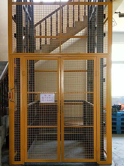 導(dǎo)軌式液壓升降貨梯安裝現(xiàn)場(chǎng)